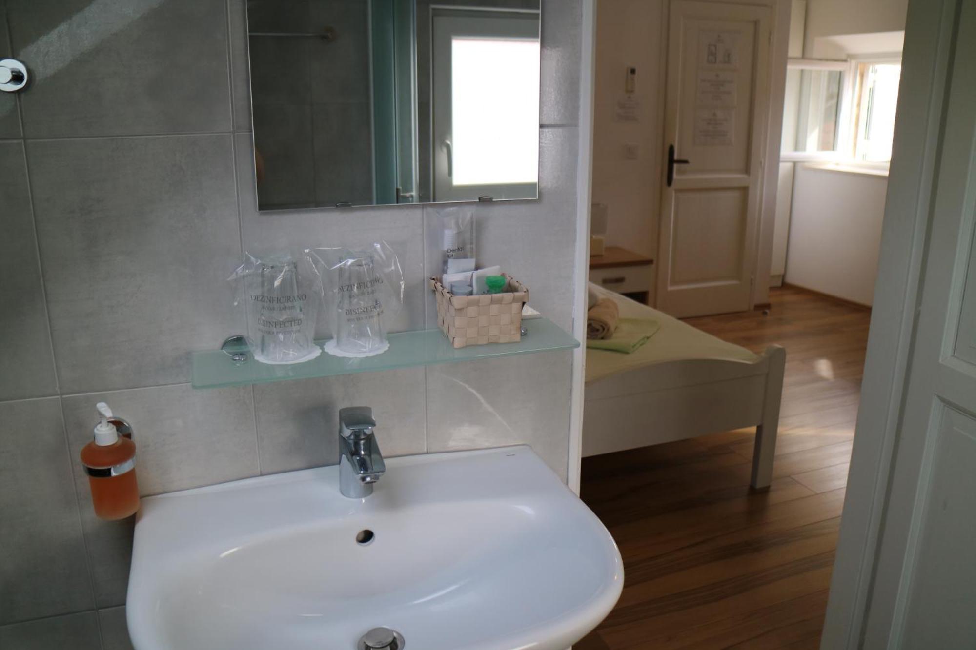 Studio Apartments & Rooms Lela, Sipan Island シパンスカ・ルカ 部屋 写真