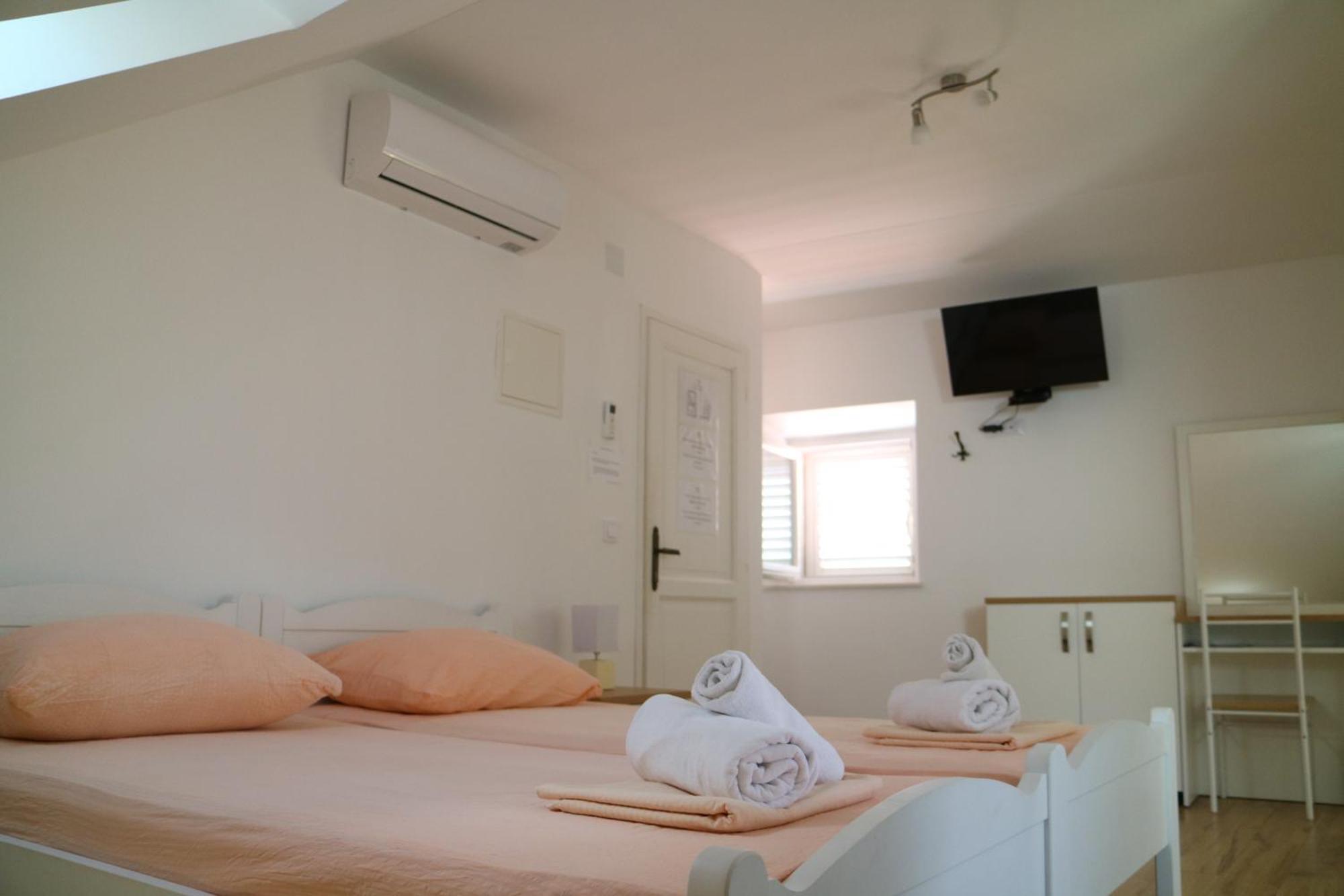 Studio Apartments & Rooms Lela, Sipan Island シパンスカ・ルカ 部屋 写真