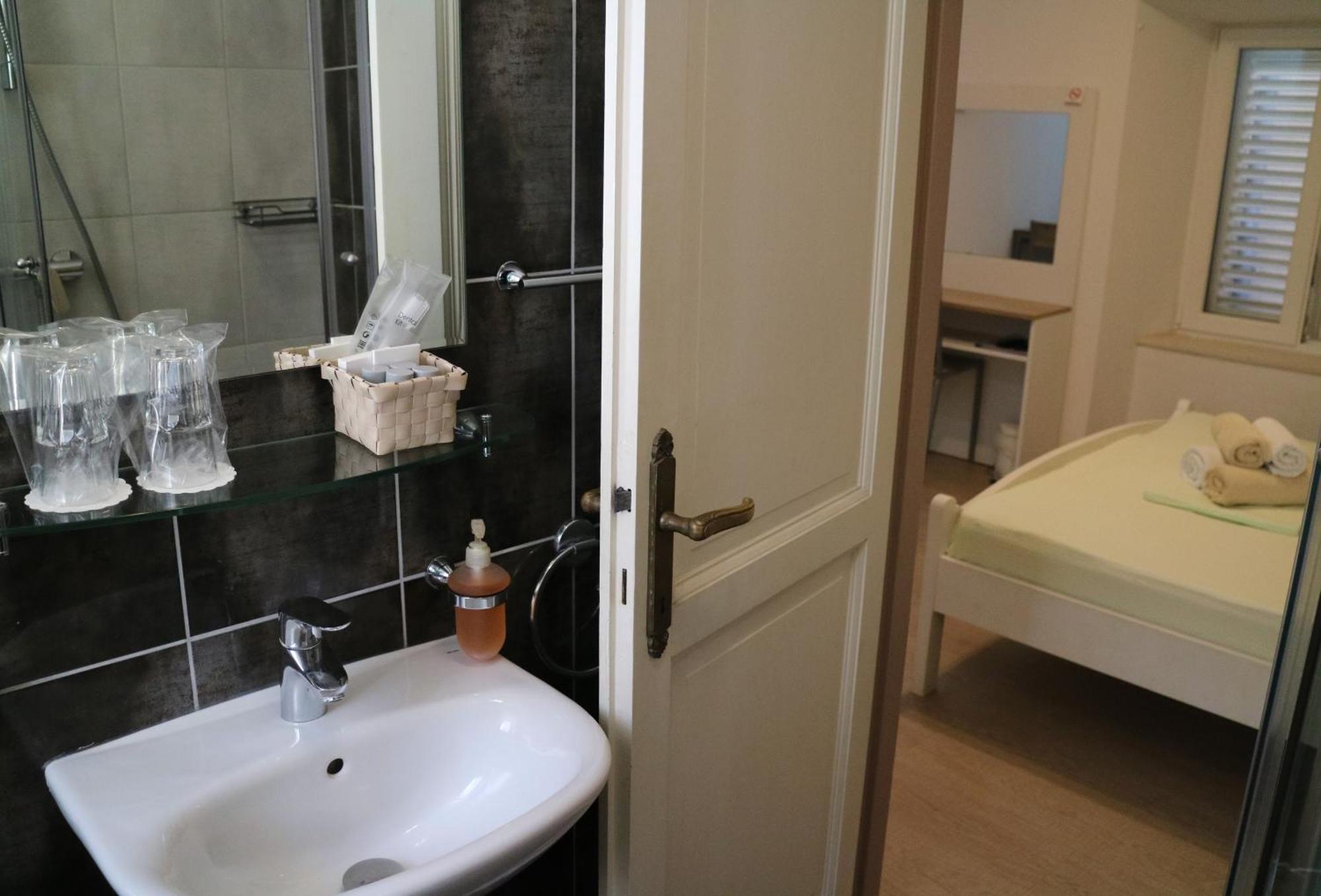 Studio Apartments & Rooms Lela, Sipan Island シパンスカ・ルカ 部屋 写真